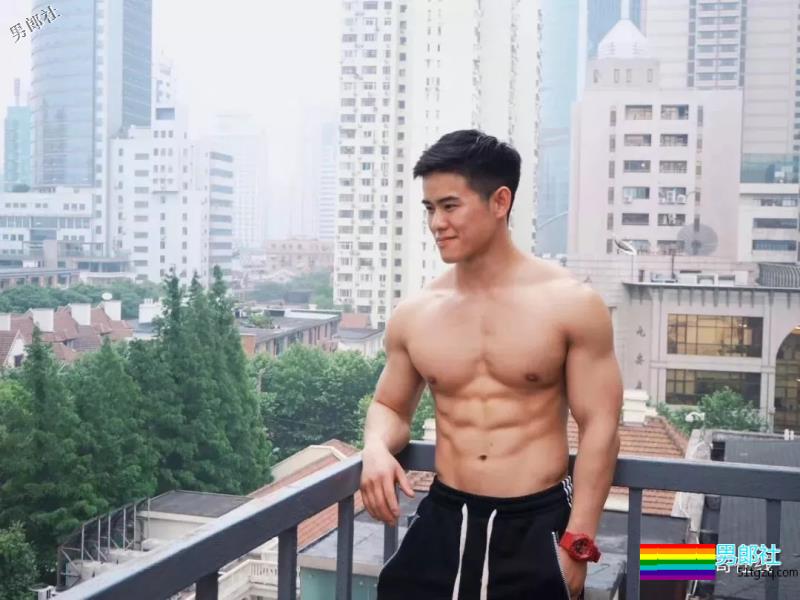 小包总杨烁的私人教练，被肌肉男搂住小蛮腰，终于找到这个筋肉男模了！ - 51虹马