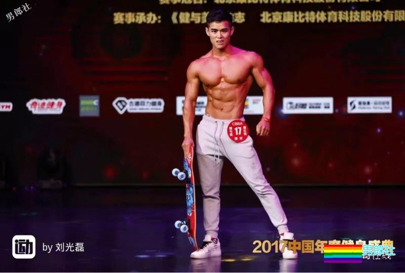 小包总杨烁的私人教练，被肌肉男搂住小蛮腰，终于找到这个筋肉男模了！ - 51虹马