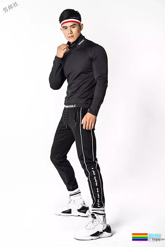 小包总杨烁的私人教练，被肌肉男搂住小蛮腰，终于找到这个筋肉男模了！ - 51虹马