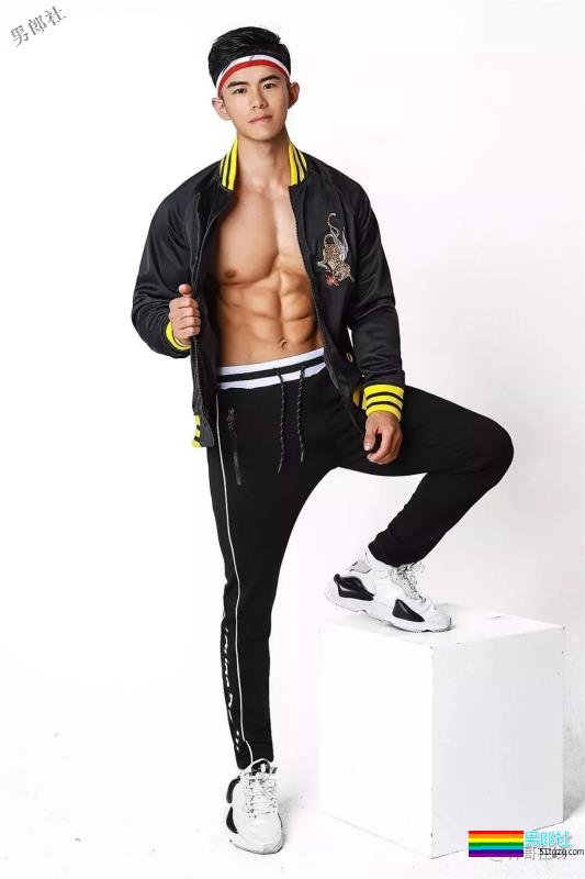 小包总杨烁的私人教练，被肌肉男搂住小蛮腰，终于找到这个筋肉男模了！ - 51虹马