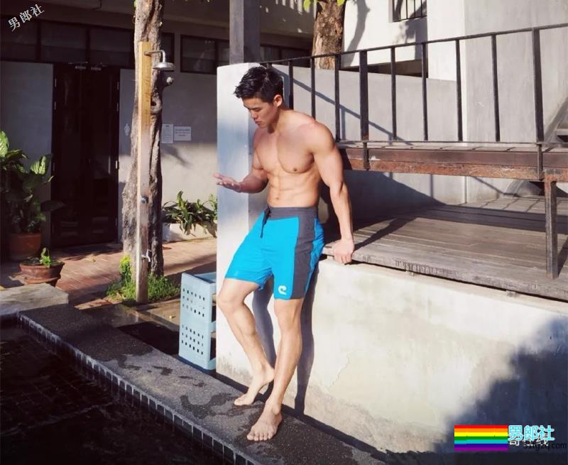 小包总杨烁的私人教练，被肌肉男搂住小蛮腰，终于找到这个筋肉男模了！ - 51虹马