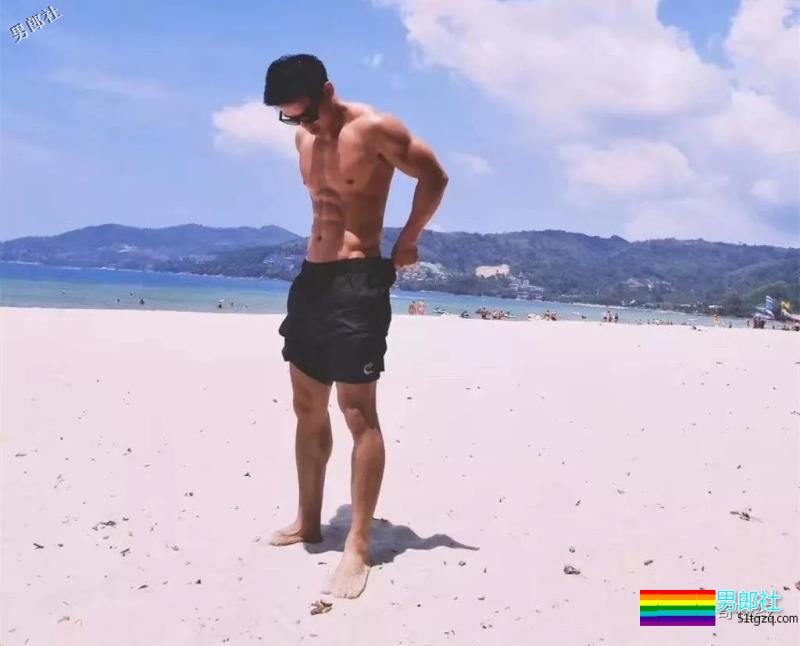 小包总杨烁的私人教练，被肌肉男搂住小蛮腰，终于找到这个筋肉男模了！ - 51虹马