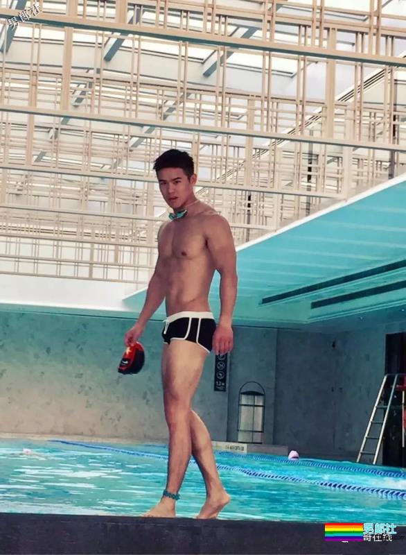 小包总杨烁的私人教练，被肌肉男搂住小蛮腰，终于找到这个筋肉男模了！ - 51虹马