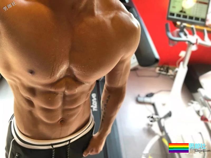 小包总杨烁的私人教练，被肌肉男搂住小蛮腰，终于找到这个筋肉男模了！ - 51虹马