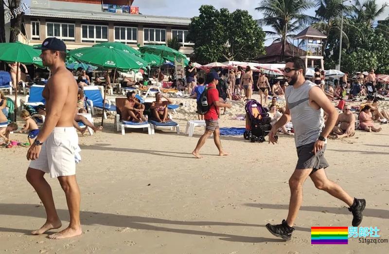 飞行员又去泰国浪，酒吧遭澳洲小哥撩 - 51虹马