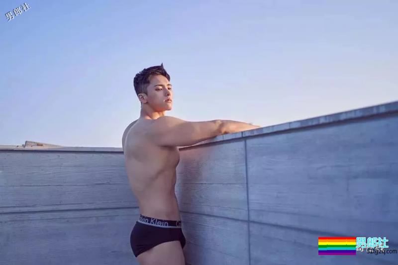 白衬衫小狼狗大筋霸，正太脸帅气肌肉男模，想撩惹~ - 51虹马