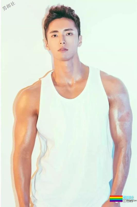 白衬衫小狼狗大筋霸，正太脸帅气肌肉男模，想撩惹~ - 51虹马