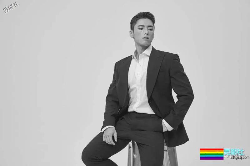 白衬衫小狼狗大筋霸，正太脸帅气肌肉男模，想撩惹~ - 51虹马