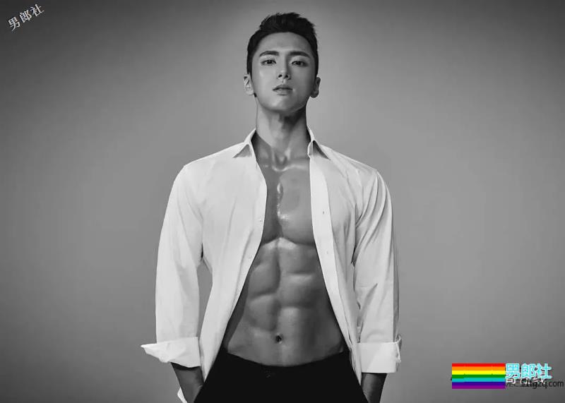 白衬衫小狼狗大筋霸，正太脸帅气肌肉男模，想撩惹~ - 51虹马