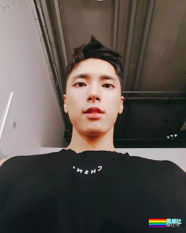 白衬衫小狼狗大筋霸，正太脸帅气肌肉男模，想撩惹~ - 51虹马