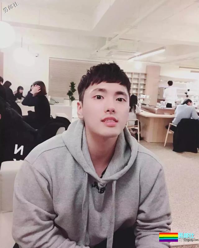 白衬衫小狼狗大筋霸，正太脸帅气肌肉男模，想撩惹~ - 51虹马