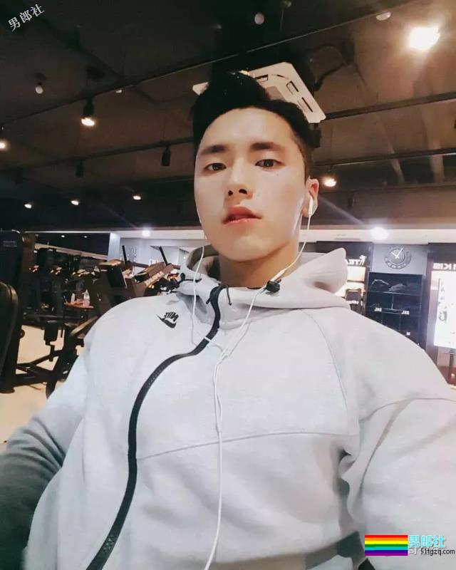 白衬衫小狼狗大筋霸，正太脸帅气肌肉男模，想撩惹~ - 51虹马