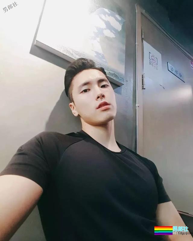 白衬衫小狼狗大筋霸，正太脸帅气肌肉男模，想撩惹~ - 51虹马