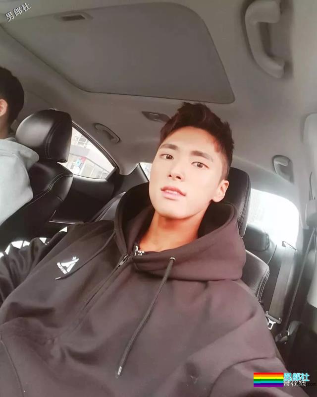 白衬衫小狼狗大筋霸，正太脸帅气肌肉男模，想撩惹~ - 51虹马