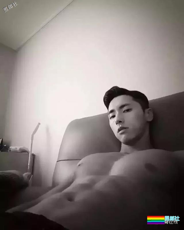 白衬衫小狼狗大筋霸，正太脸帅气肌肉男模，想撩惹~ - 51虹马