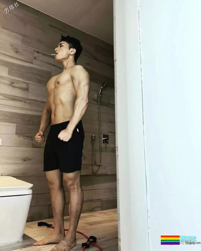 白衬衫小狼狗大筋霸，正太脸帅气肌肉男模，想撩惹~ - 51虹马