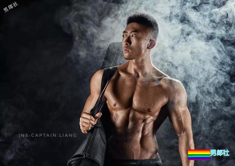 狼狗腰腱子肉男模又Man又石更，ins制服私照好料羞不停！ - 51虹马