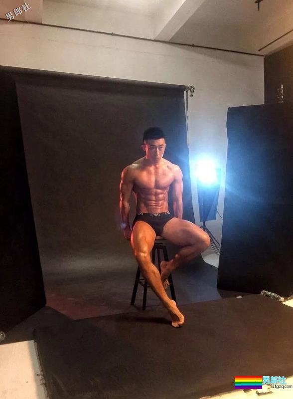 狼狗腰腱子肉男模又Man又石更，ins制服私照好料羞不停！ - 51虹马