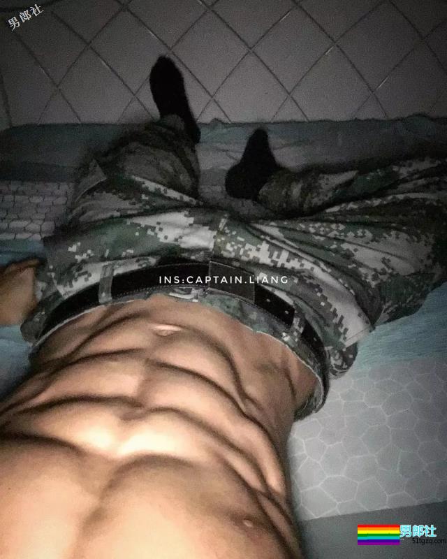 狼狗腰腱子肉男模又Man又石更，ins制服私照好料羞不停！ - 51虹马