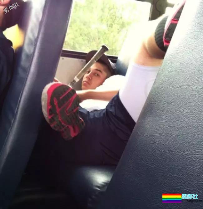 当直男们劈开腿！还有白袜！ - 51虹马