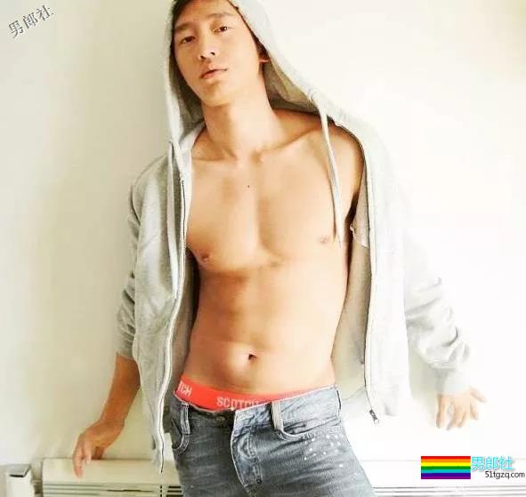 正装男爆红网络,还喜欢在酒店房间穿上小短裤自拍!-51虹马