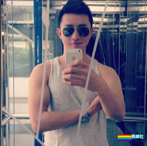 正装男爆红网络，还喜欢在酒店房间穿上小短裤自拍！ - 51虹马