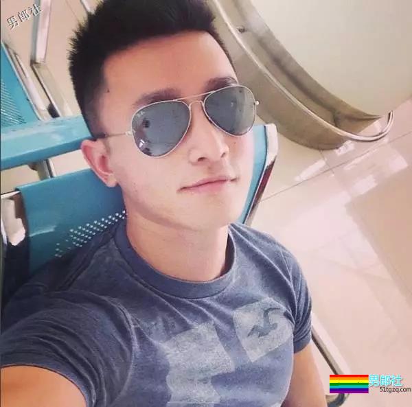 正装男爆红网络，还喜欢在酒店房间穿上小短裤自拍！ - 51虹马