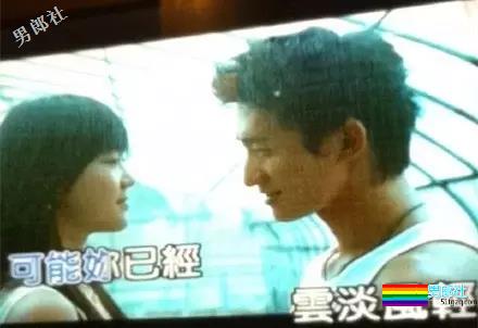 正装男爆红网络，还喜欢在酒店房间穿上小短裤自拍！ - 51虹马