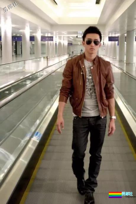 正装男爆红网络，还喜欢在酒店房间穿上小短裤自拍！ - 51虹马