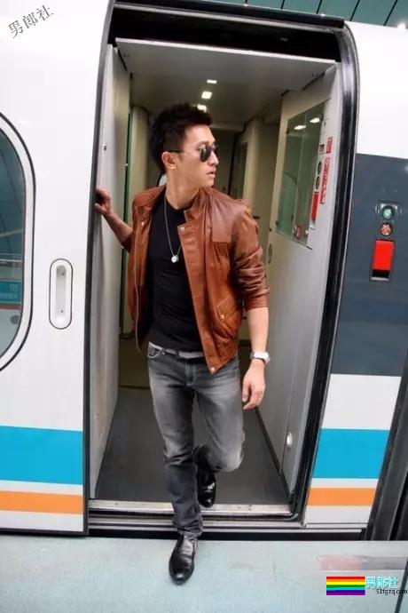 正装男爆红网络，还喜欢在酒店房间穿上小短裤自拍！ - 51虹马