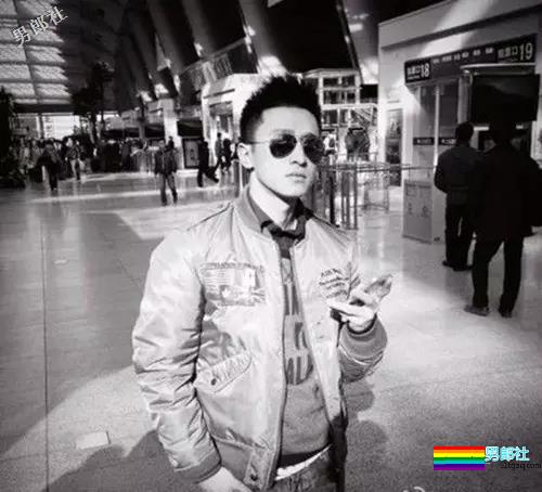 正装男爆红网络，还喜欢在酒店房间穿上小短裤自拍！ - 51虹马