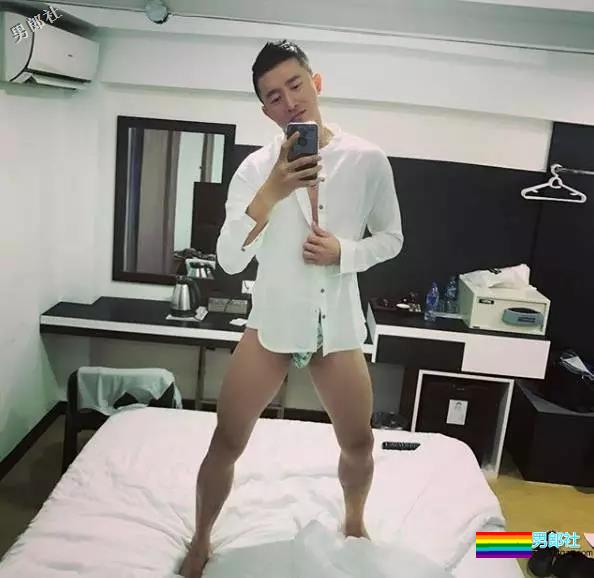 正装男爆红网络，还喜欢在酒店房间穿上小短裤自拍！ - 51虹马