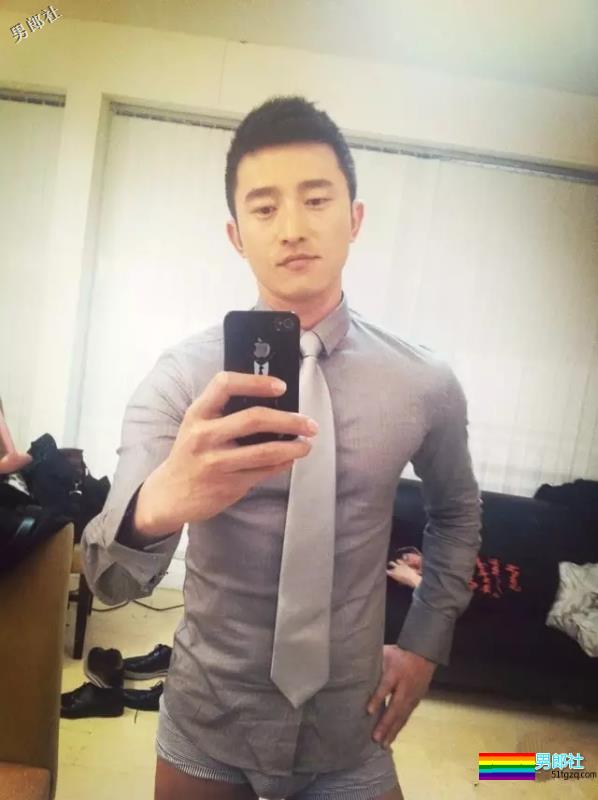 正装男爆红网络，还喜欢在酒店房间穿上小短裤自拍！ - 51虹马