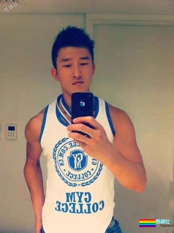 正装男爆红网络，还喜欢在酒店房间穿上小短裤自拍！ - 51虹马