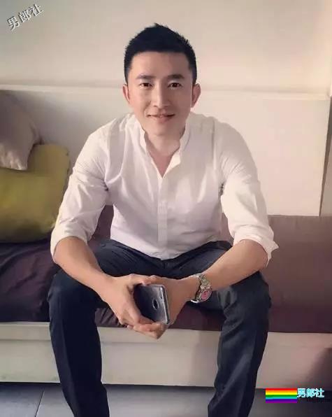 正装男爆红网络，还喜欢在酒店房间穿上小短裤自拍！ - 51虹马