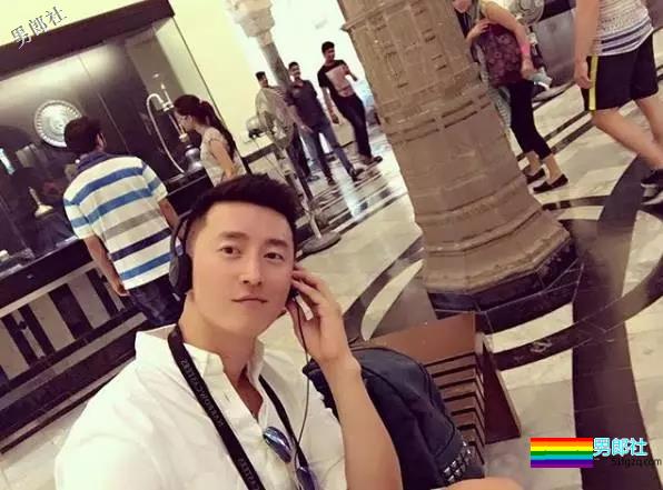 正装男爆红网络，还喜欢在酒店房间穿上小短裤自拍！ - 51虹马