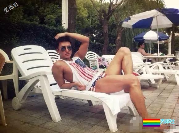 正装男爆红网络，还喜欢在酒店房间穿上小短裤自拍！ - 51虹马