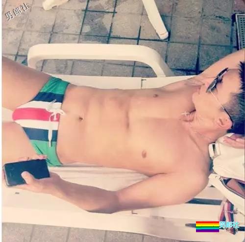 正装男爆红网络，还喜欢在酒店房间穿上小短裤自拍！ - 51虹马