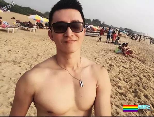 正装男爆红网络，还喜欢在酒店房间穿上小短裤自拍！ - 51虹马