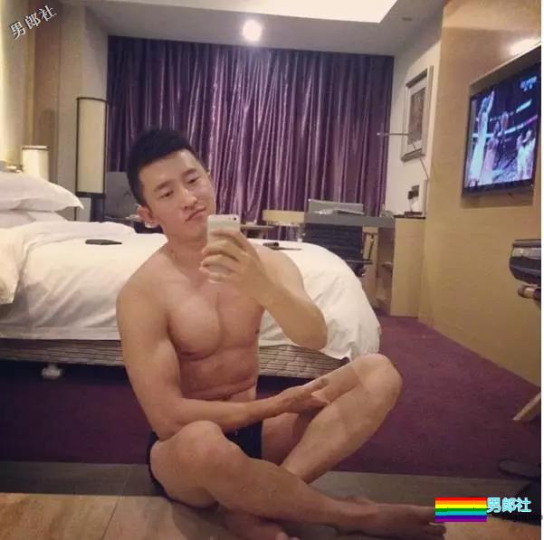 正装男爆红网络，还喜欢在酒店房间穿上小短裤自拍！ - 51虹马
