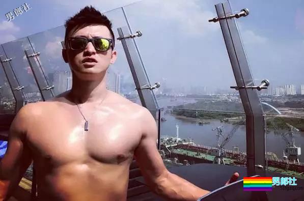 正装男爆红网络，还喜欢在酒店房间穿上小短裤自拍！ - 51虹马