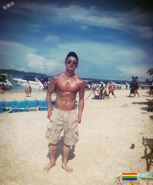 正装男爆红网络，还喜欢在酒店房间穿上小短裤自拍！ - 51虹马