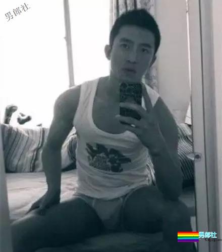 正装男爆红网络，还喜欢在酒店房间穿上小短裤自拍！ - 51虹马