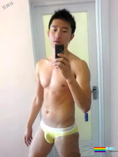 正装男爆红网络，还喜欢在酒店房间穿上小短裤自拍！ - 51虹马