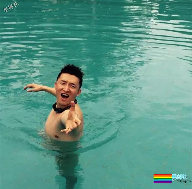 正装男爆红网络，还喜欢在酒店房间穿上小短裤自拍！ - 51虹马