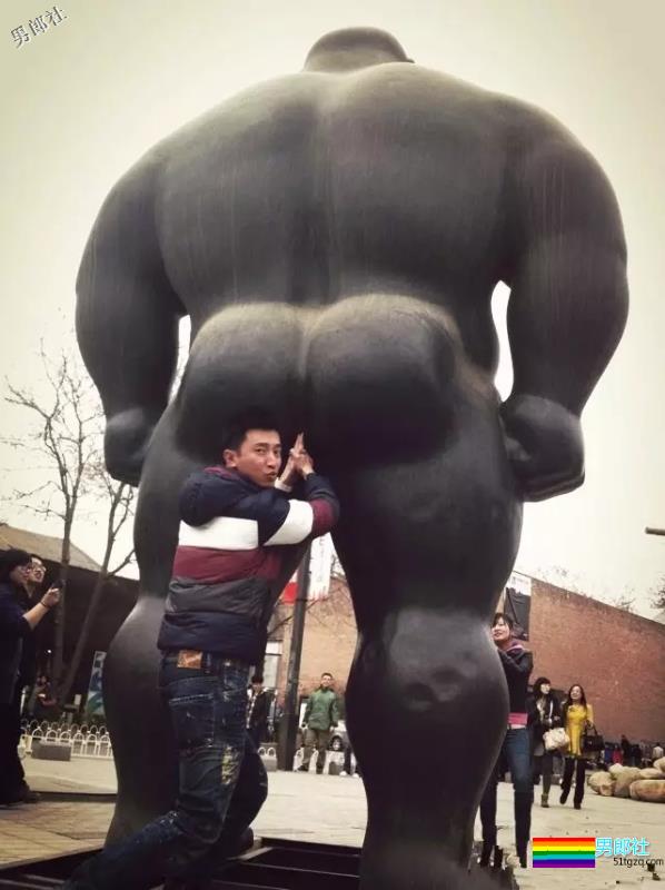 正装男爆红网络，还喜欢在酒店房间穿上小短裤自拍！ - 51虹马