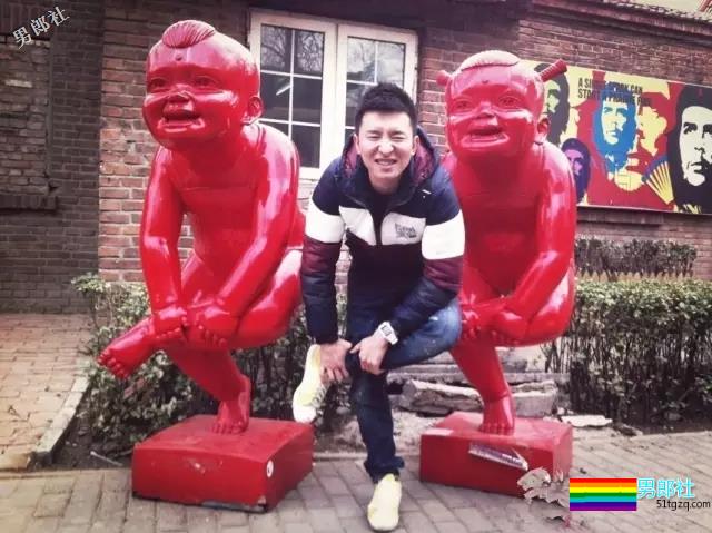 正装男爆红网络，还喜欢在酒店房间穿上小短裤自拍！ - 51虹马