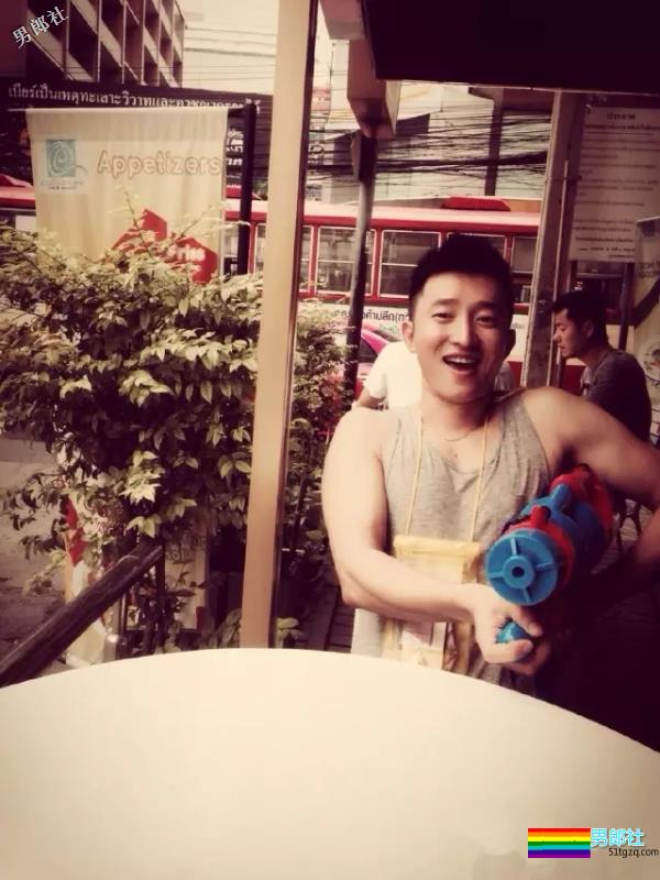 正装男爆红网络，还喜欢在酒店房间穿上小短裤自拍！ - 51虹马