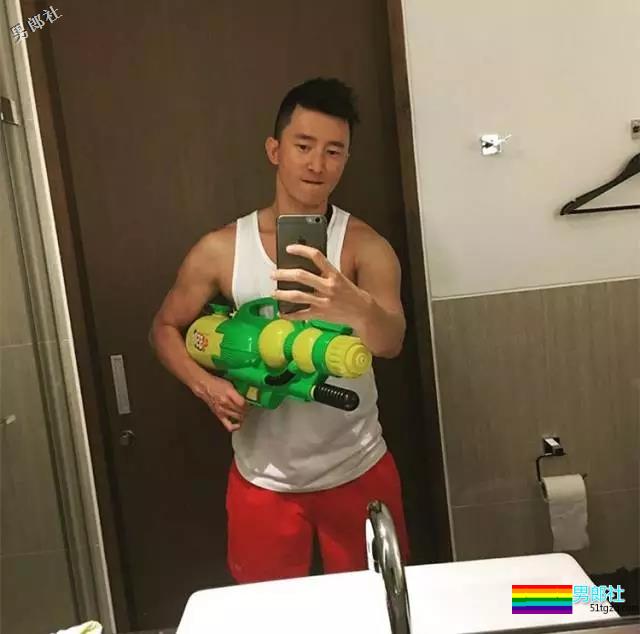 正装男爆红网络,还喜欢在酒店房间穿上小短裤自拍! - 51虹马 正装男爆红网络,还喜欢在酒店房间穿上小短裤自拍! - 51虹马