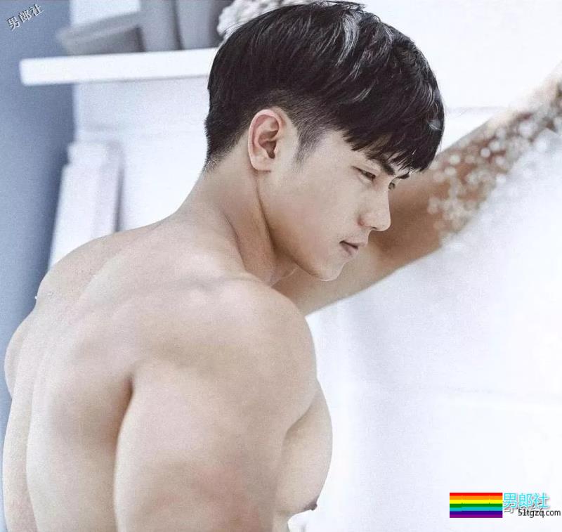 趬臀筋肉私教曾拍过超nice写真，这大胸肌腱子肉我给满分！ - 51虹马